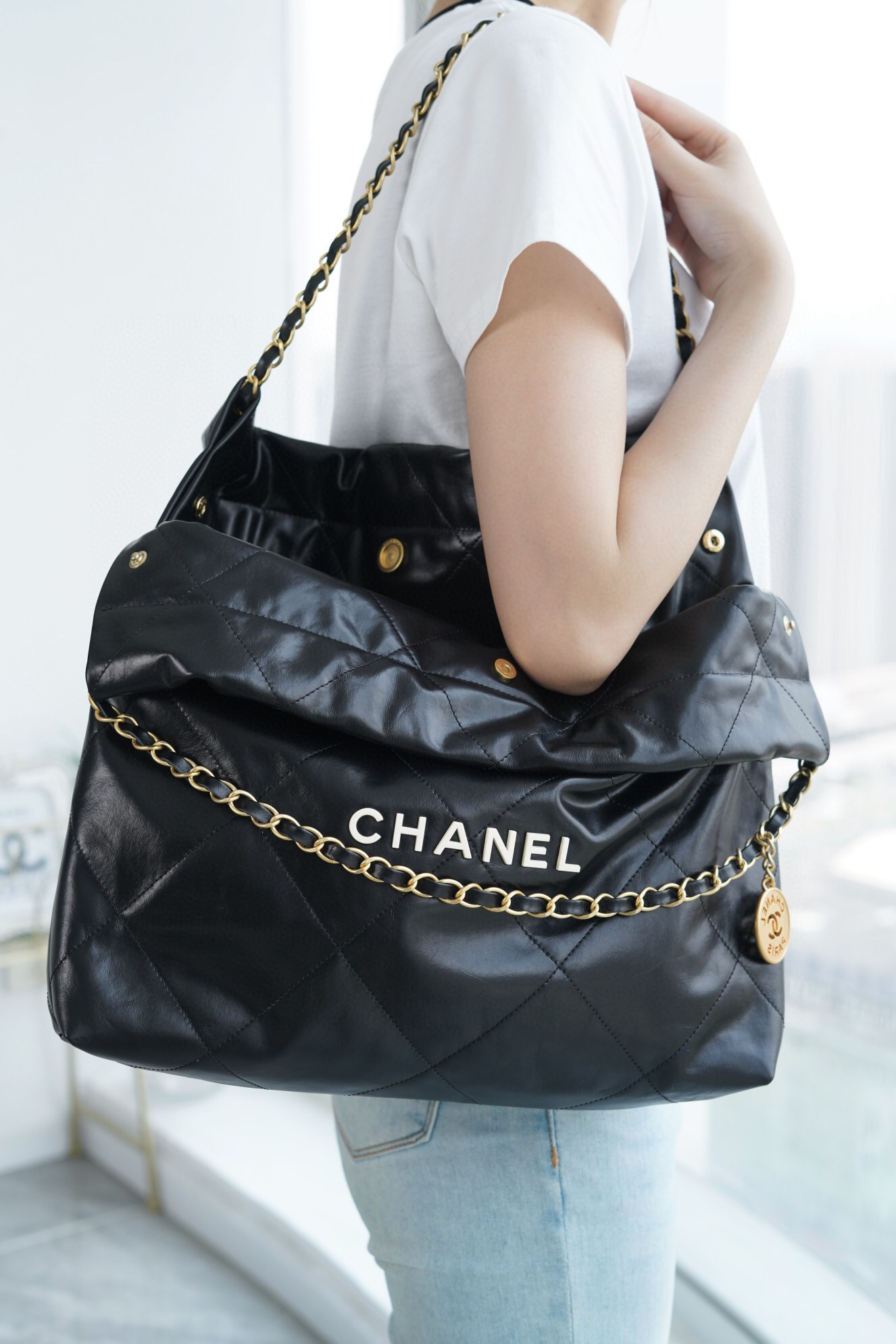 CHANEL 22 中號 尺寸手袋 亮面小牛皮、金色金屬與亮漆面金屬黑色