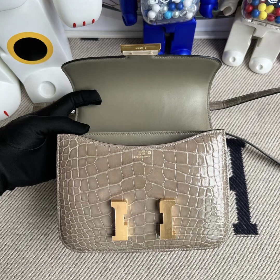 Hermès Constance 18cm 81 Gris Tourterelle 斑鳩灰 亮面美洲鱷魚 金扣 Stamp U