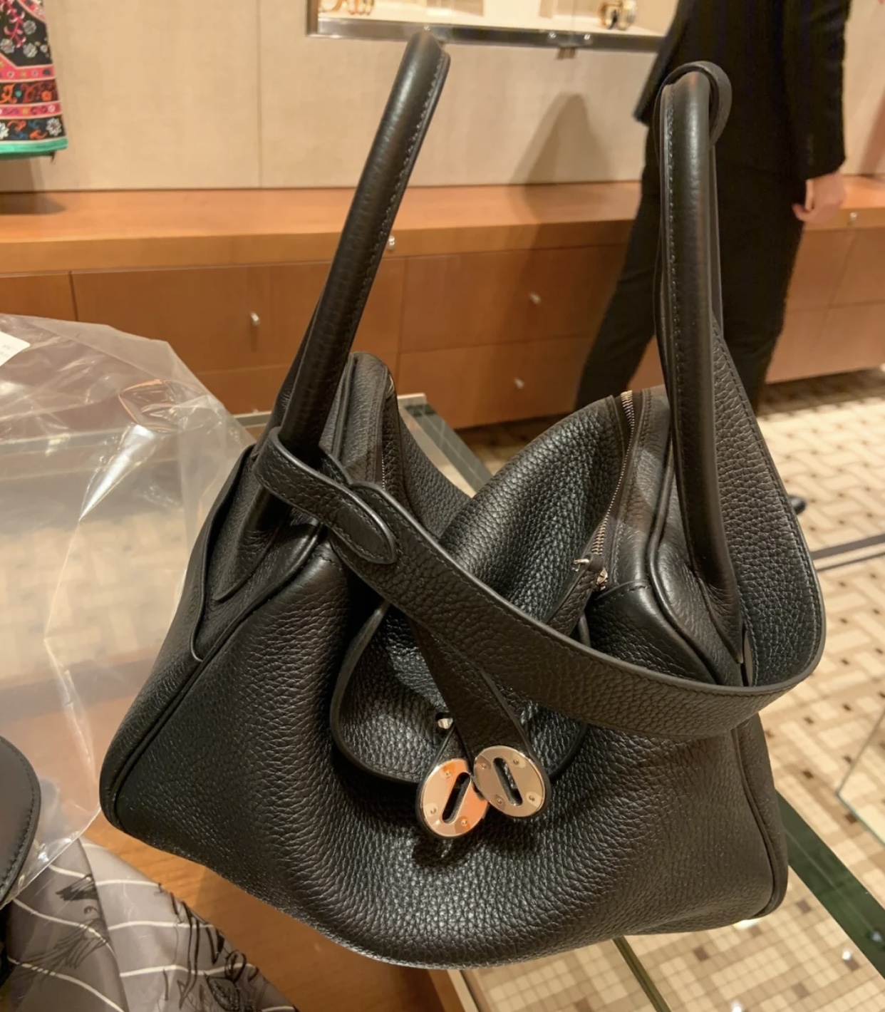 Dubai United Arab Emirates Hermès Lindy 26cm CK89 Noir 黑色 taurillon Clemence