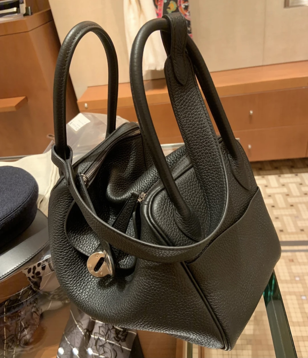 Dubai United Arab Emirates Hermès Lindy 26cm CK89 Noir 黑色 taurillon Clemence