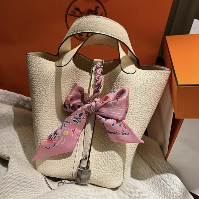Boîte HERMÈS Pour Sac Lindy Ou Picotin – Environ 26 X 21 X 20,5 Cm, Toile Orange Avec Ruban