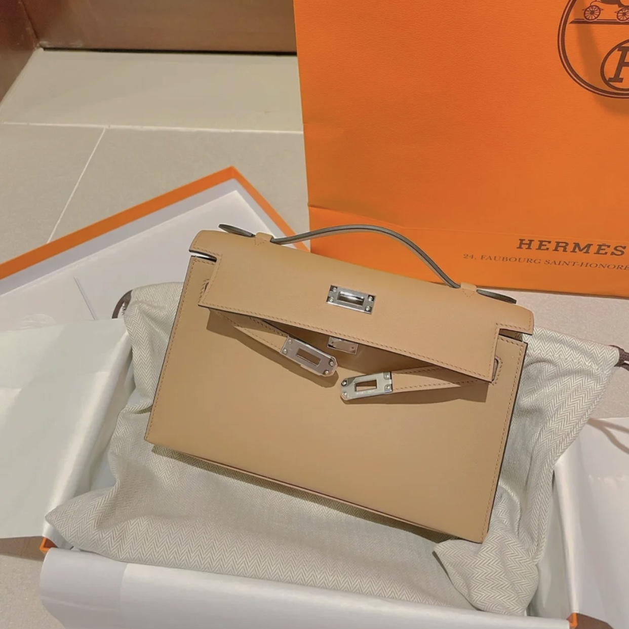 愛馬仕官網包包價格 Hermes MiniKelly Pochette Swift 0M Chai 瑪薩拉茶色 銀扣