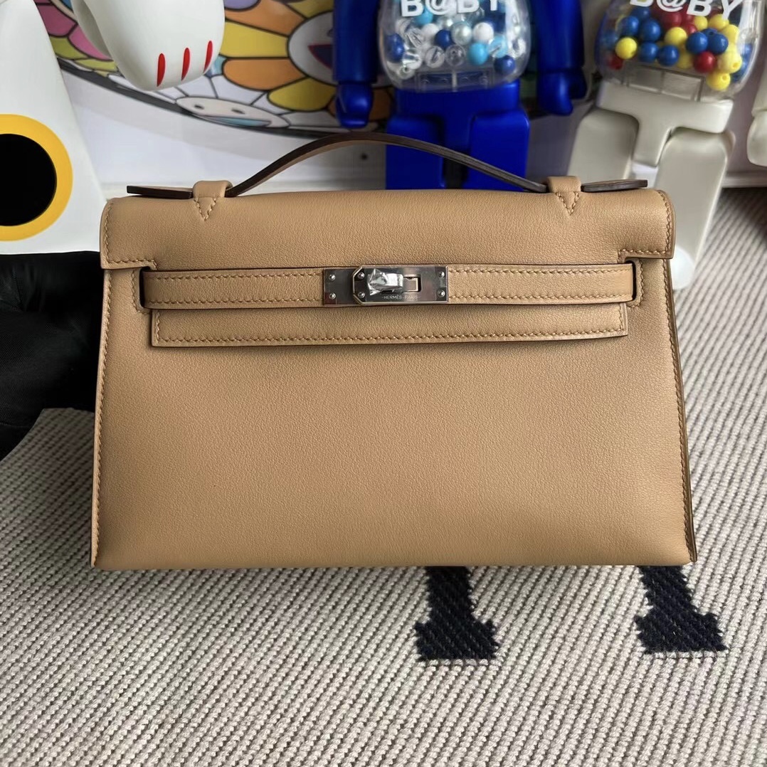 愛馬仕官網包包價格 Hermes Mini kelly Pochette Swift 0M Chai 瑪薩拉茶色 銀扣