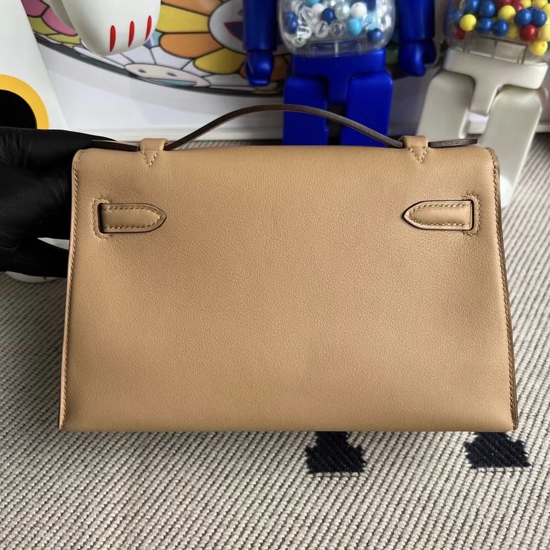 愛馬仕官網包包價格 Hermes Mini kelly Pochette Swift 0M Chai 瑪薩拉茶色 銀扣