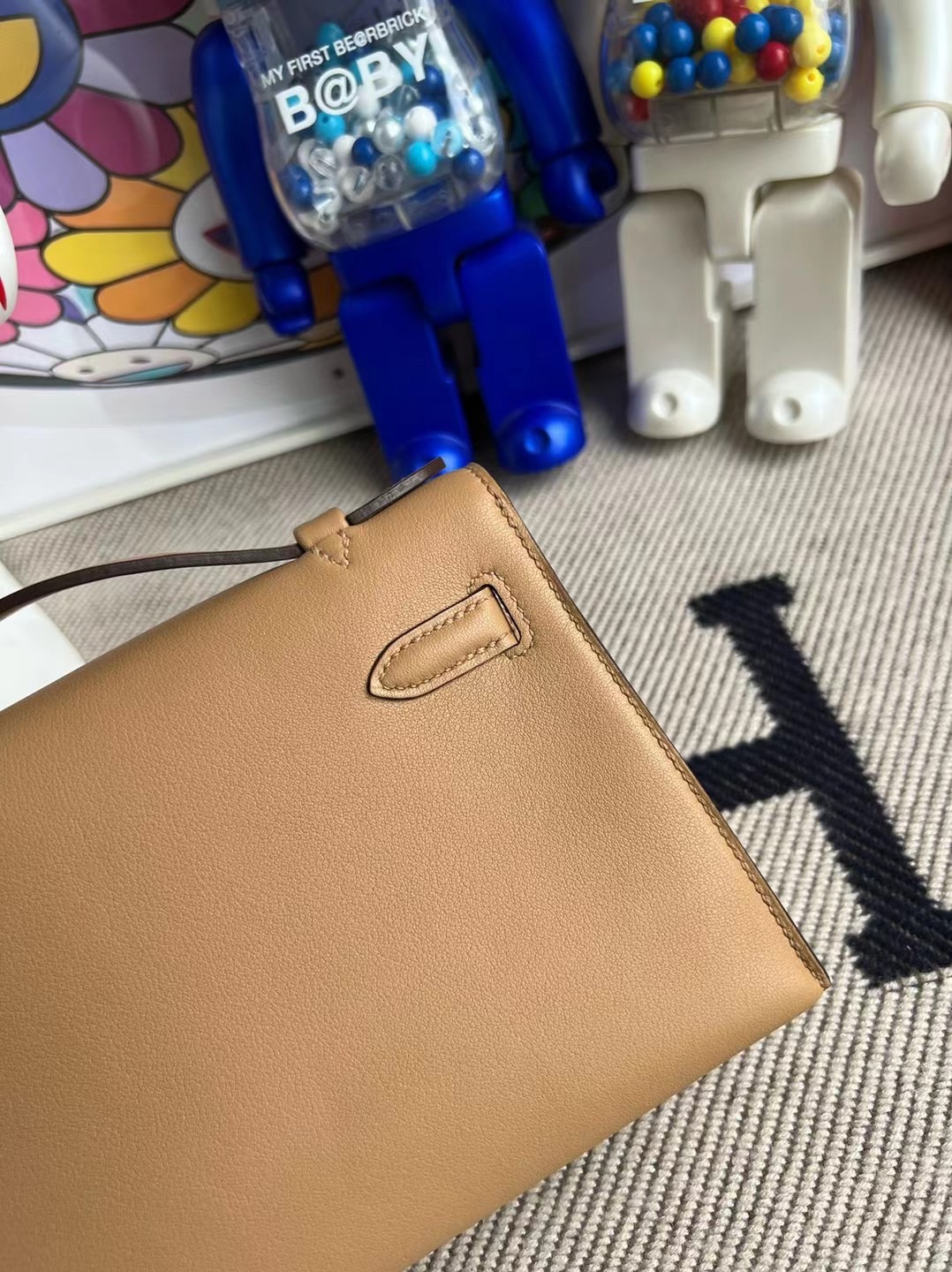 愛馬仕官網包包價格 Hermes Mini kelly Pochette Swift 0M Chai 瑪薩拉茶色 銀扣