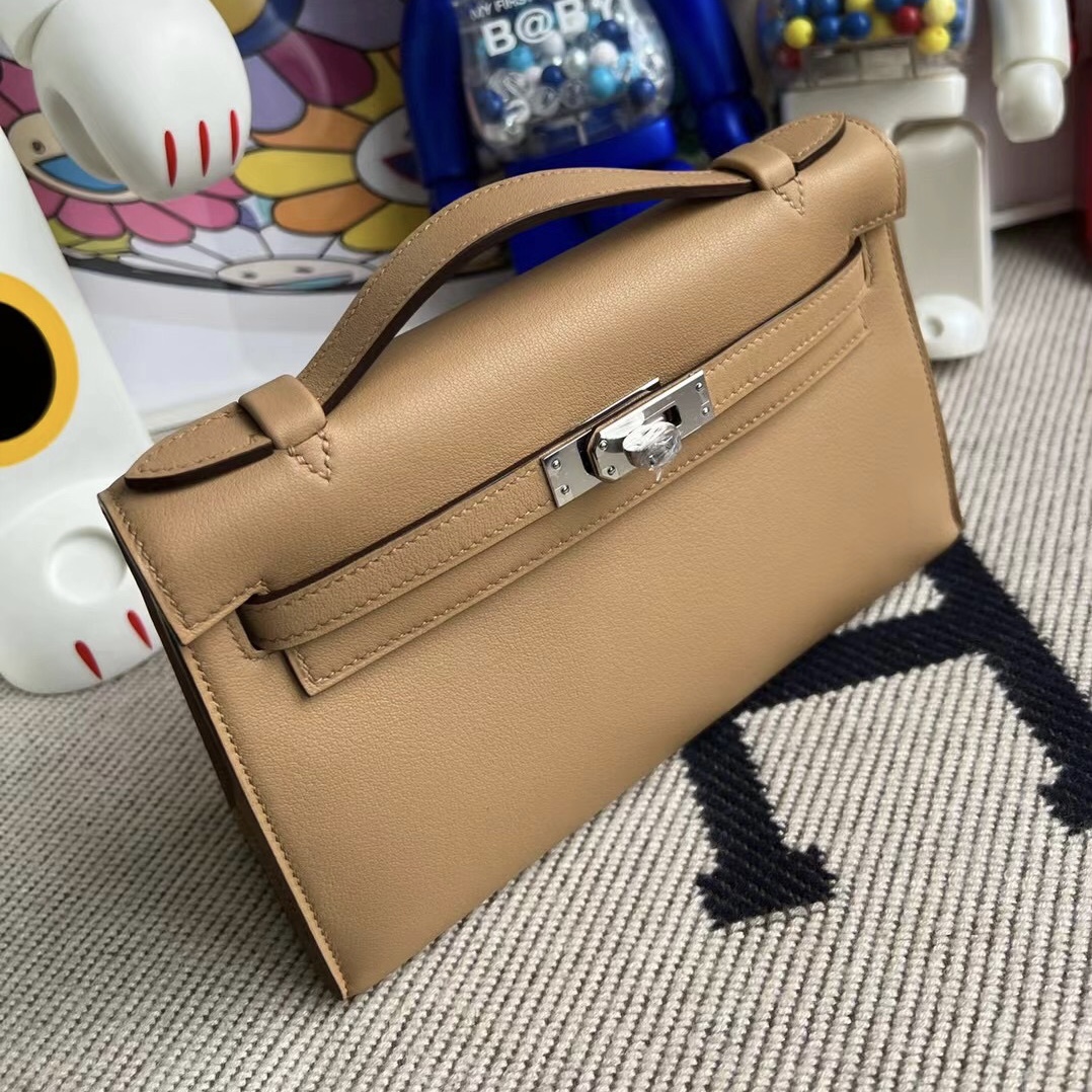 愛馬仕官網包包價格 Hermes Mini kelly Pochette Swift 0M Chai 瑪薩拉茶色 銀扣