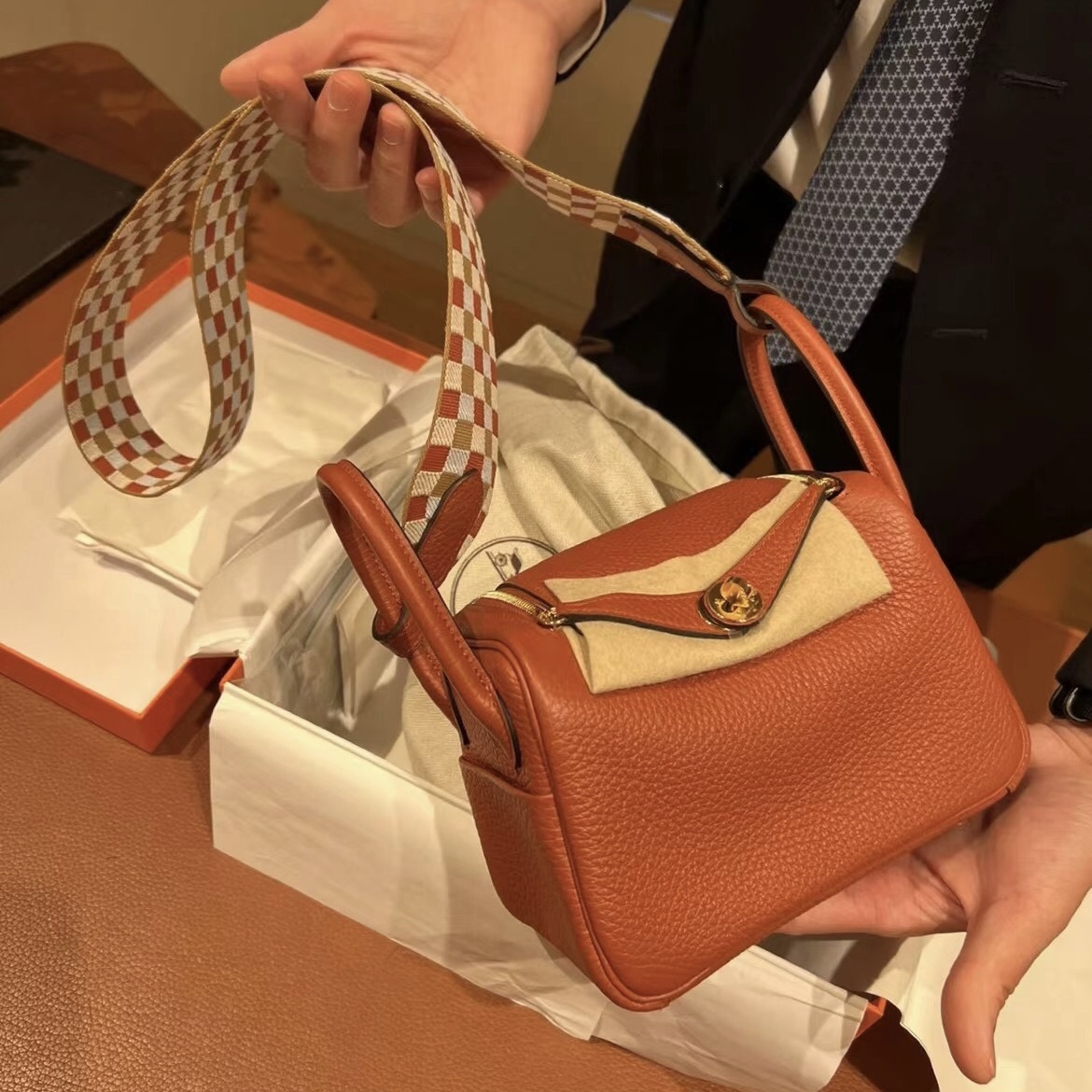 迪拜愛馬仕 Hermes Mini Lindy Taurillon Clemence 拼編製肩帶 6C Cuivre 南瓜色