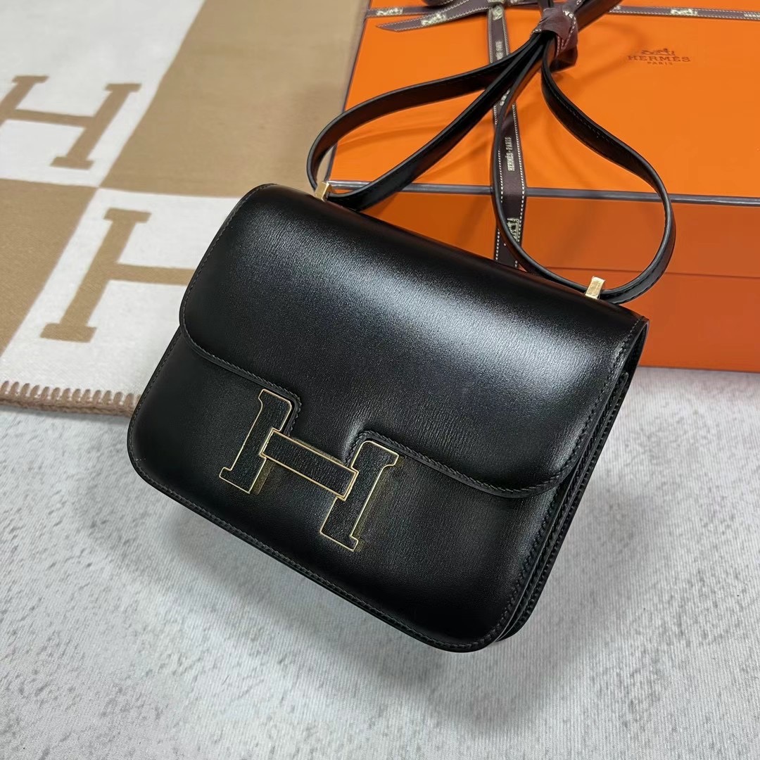 加拿大愛馬仕官網 Hermes Constance 18 Box calf Noir 黑色貼蜥蜴皮扣