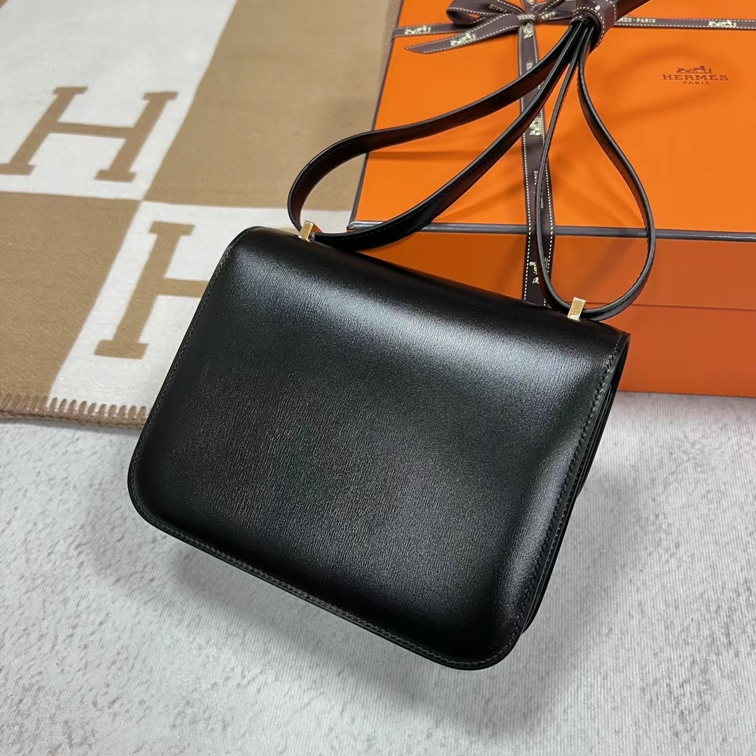 加拿大愛馬仕官網 Hermes Constance 18 Box calf Noir 黑色貼蜥蜴皮扣