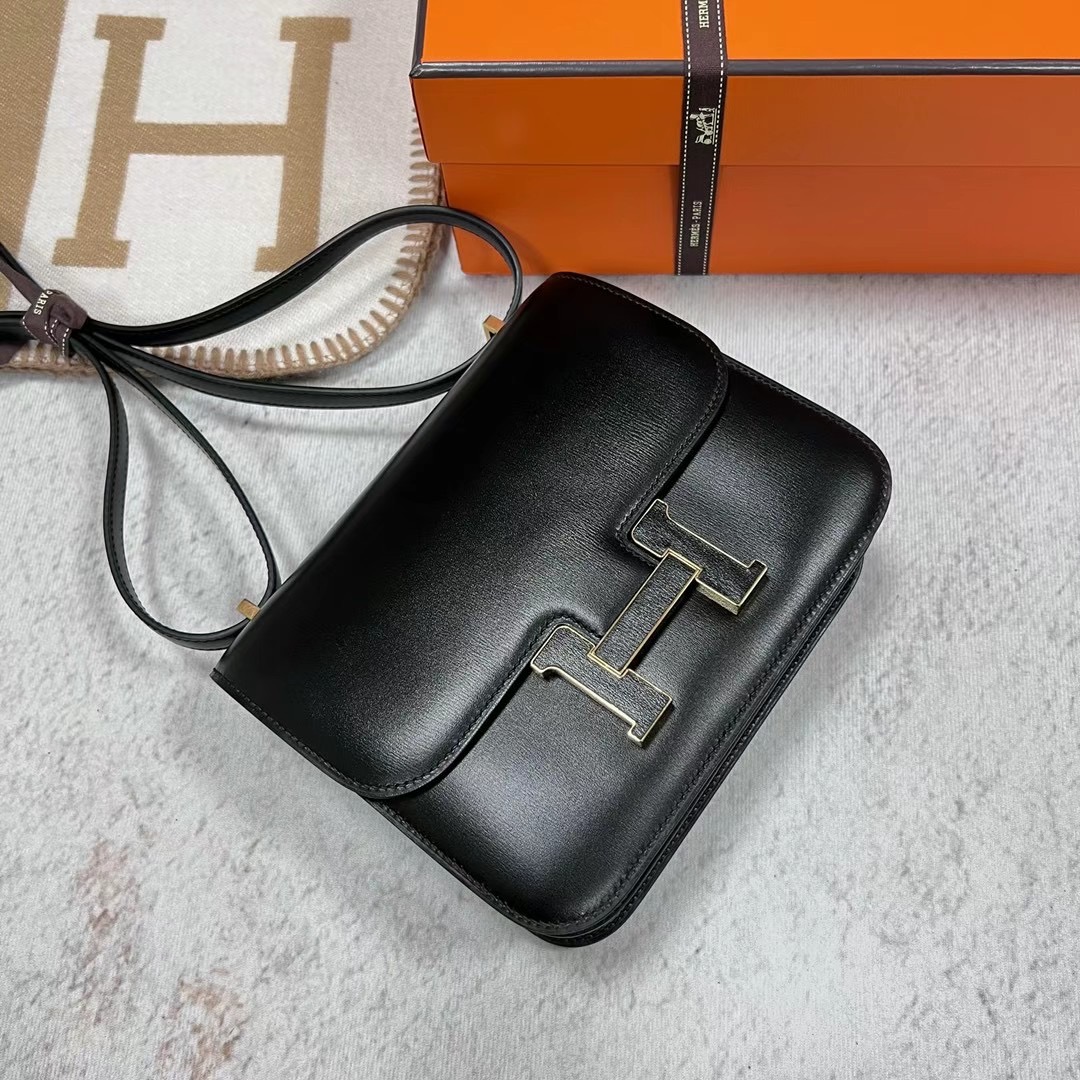 加拿大愛馬仕官網 Hermes Constance 18 Box calf Noir 黑色貼蜥蜴皮扣