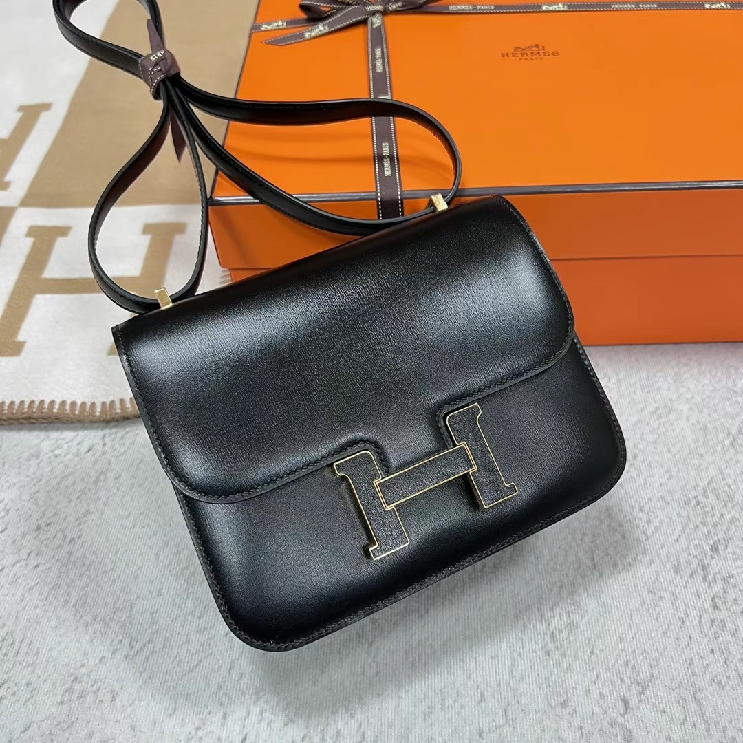 加拿大愛馬仕官網 Hermes Constance 18 Box calf Noir 黑色貼蜥蜴皮扣