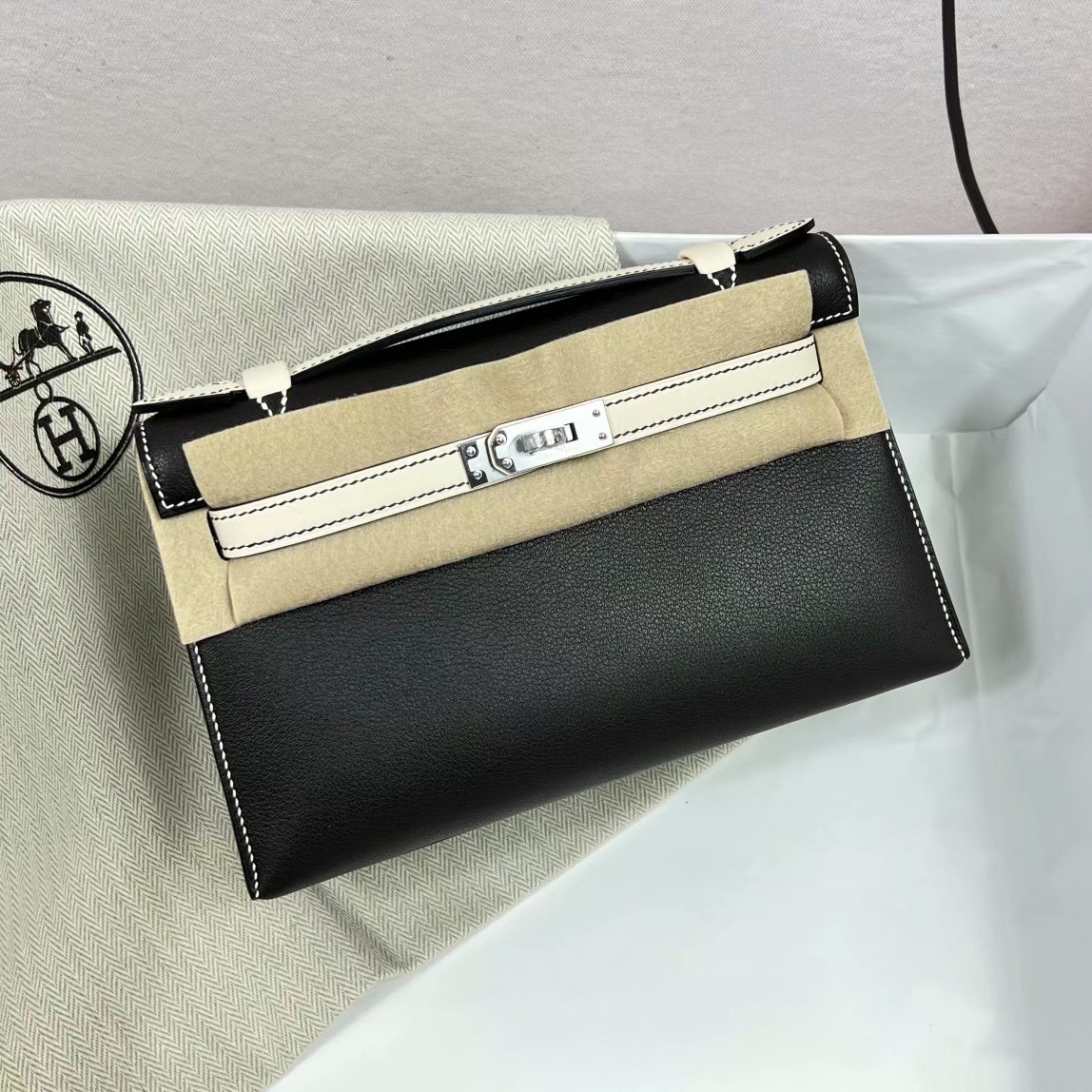 愛馬仕迷你凱莉一代新加坡多少錢 Hermes MiniKelly Pochette  Swift黑色/純白色銀扣