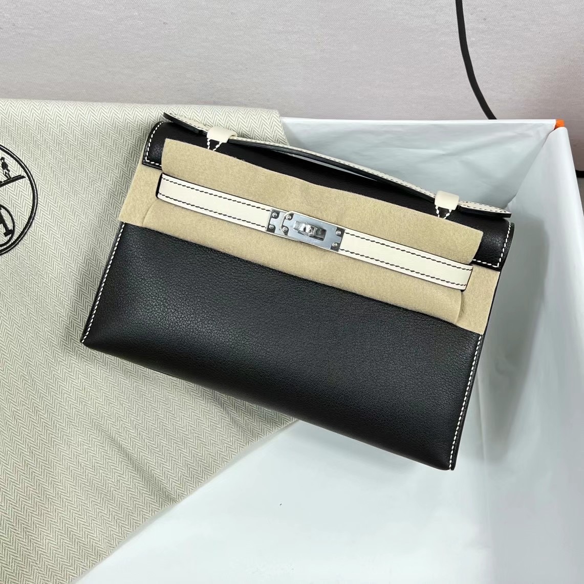 愛馬仕迷你凱莉一代新加坡多少錢 Hermes MiniKelly Pochette  Swift黑色/純白色銀扣