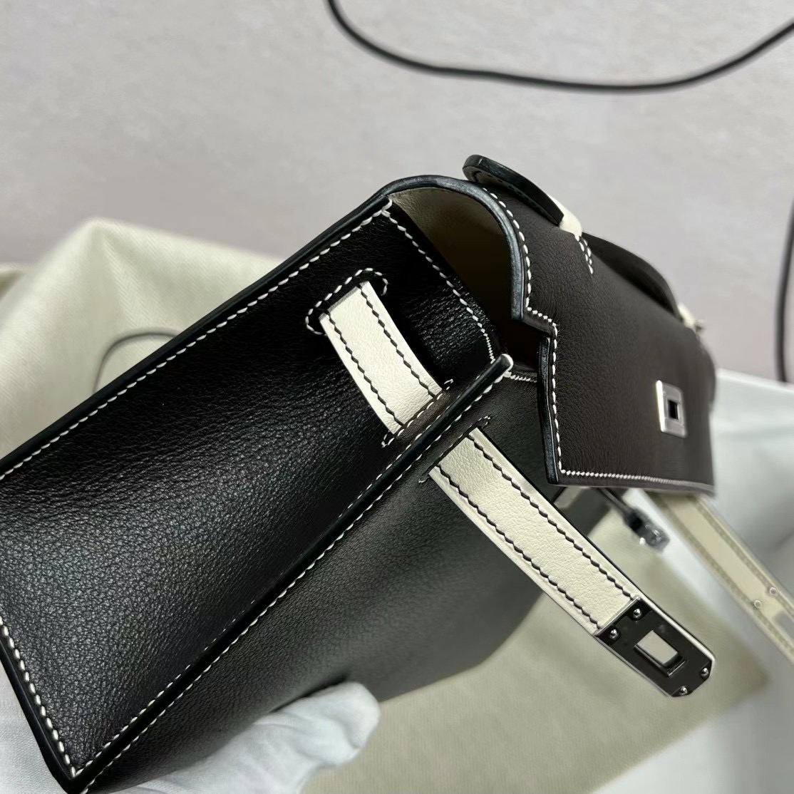 愛馬仕迷你凱莉一代新加坡多少錢 Hermes MiniKelly Pochette  Swift黑色/純白色銀扣