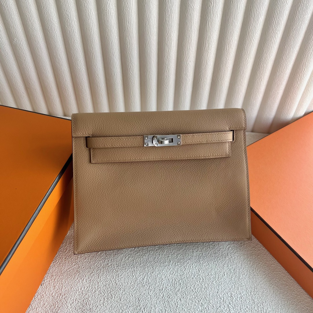 愛馬仕跳舞包價格經典款圖片Hermès Kelly danse Evercolor Leather顏色0M Chai奶茶色銀色五金