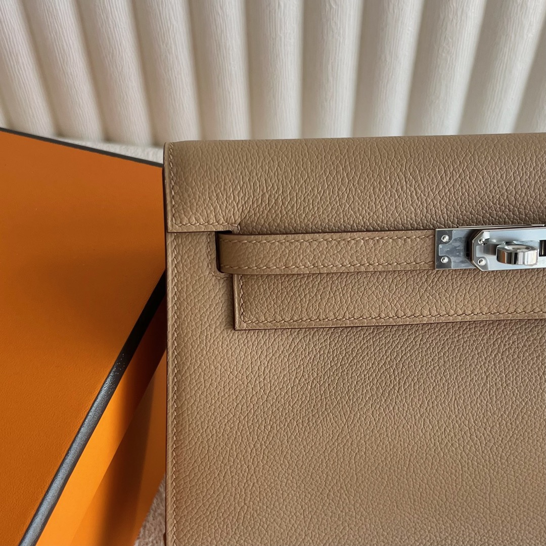 愛馬仕跳舞包價格經典款圖片Hermès Kelly danse Evercolor Leather顏色0M Chai奶茶色銀色五金
