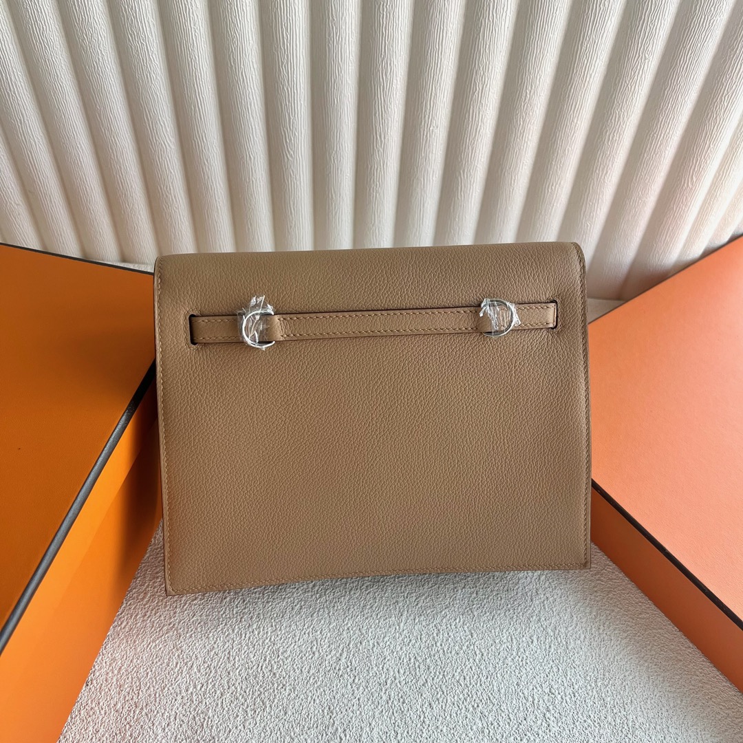 愛馬仕跳舞包價格經典款圖片Hermès Kelly danse Evercolor Leather顏色0M Chai奶茶色銀色五金