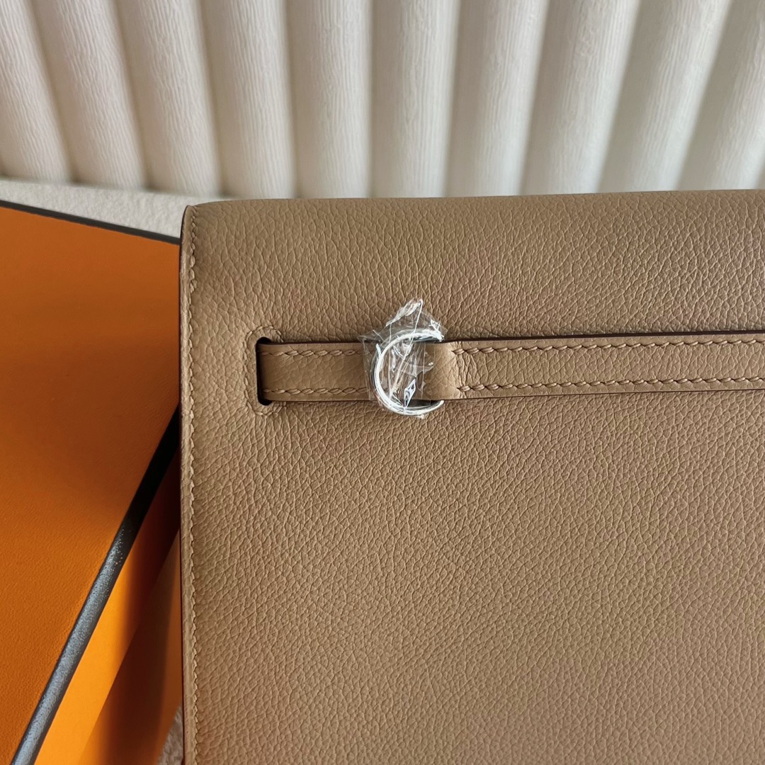 愛馬仕跳舞包價格經典款圖片Hermès Kelly danse Evercolor Leather顏色0M Chai奶茶色銀色五金