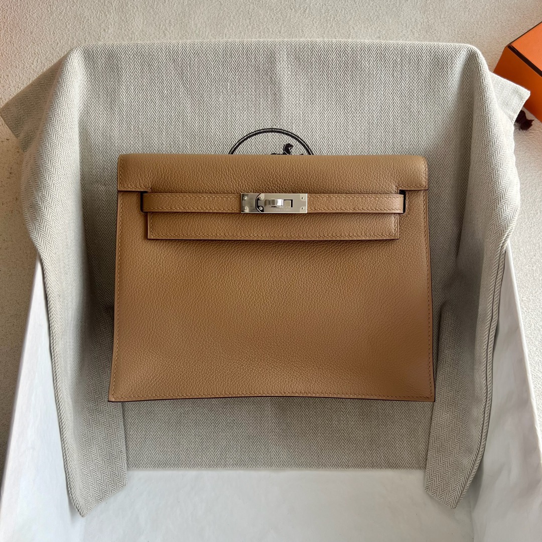 愛馬仕跳舞包價格經典款圖片Hermès Kelly danse Evercolor Leather顏色0M Chai奶茶色銀色五金