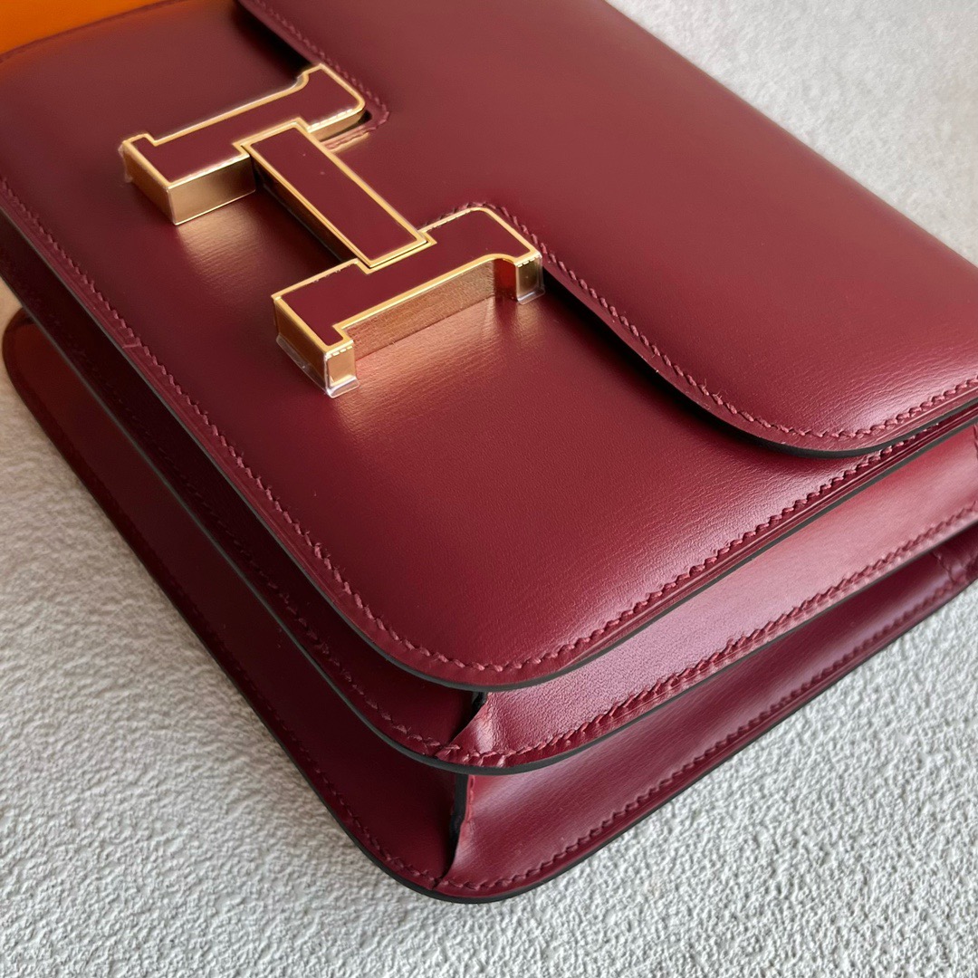愛馬仕康康空姐包圖片Hermès Constance 18 Box Leather顏色愛馬仕紅配珐琅扣金色五金