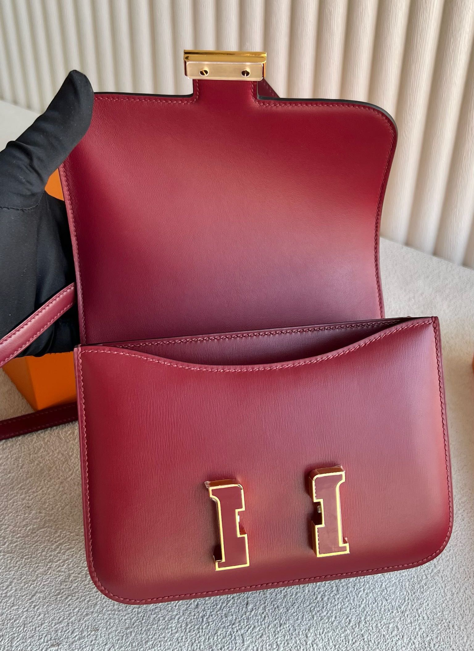 愛馬仕康康空姐包圖片Hermès Constance 18 Box Leather顏色愛馬仕紅配珐琅扣金色五金