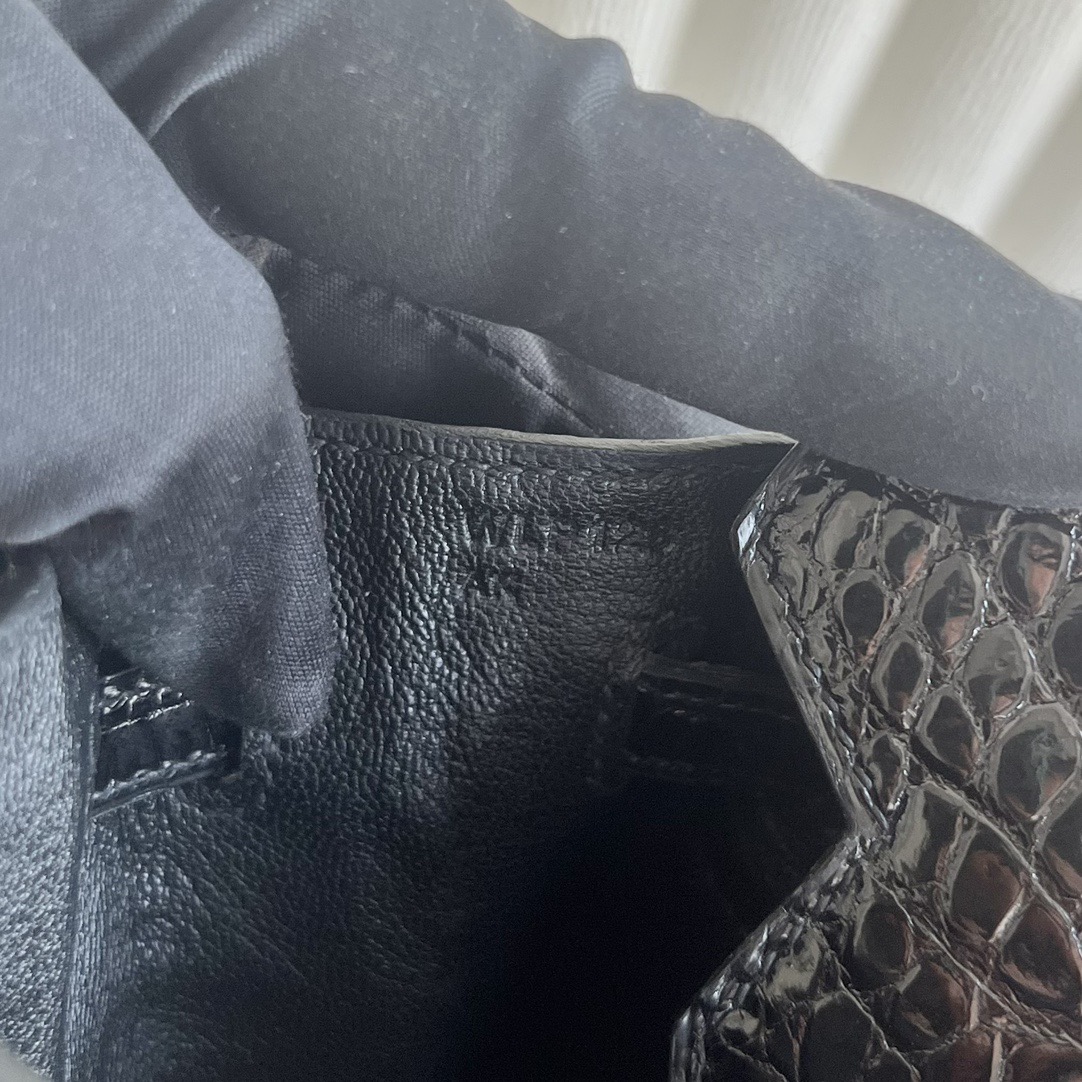 愛馬仕鉑金包多少錢 Hermès Birkin 25 倒V（∧）HCP灣鱷鱷魚皮 黑色 銀色五金