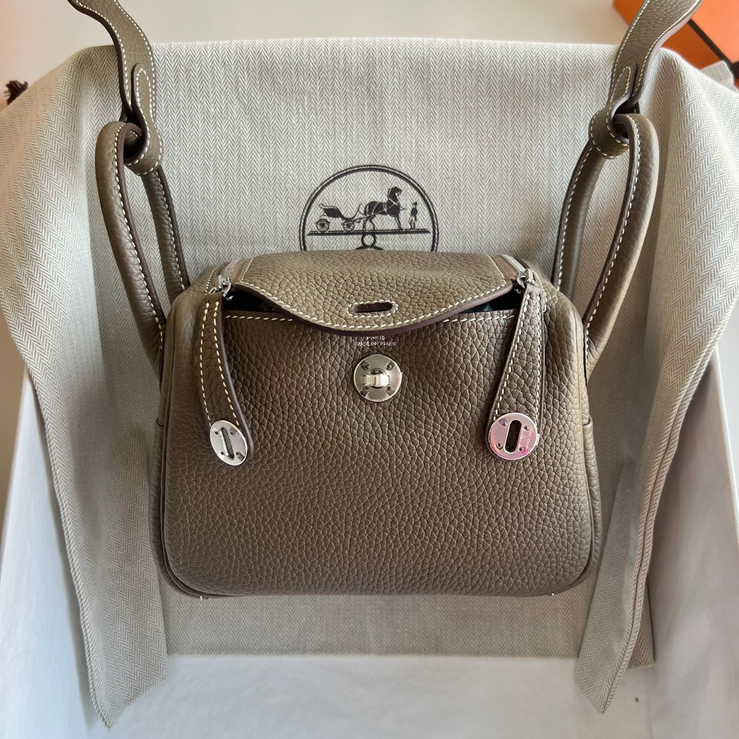 愛馬仕迷你琳迪包專櫃價格 Hermès Mini Lindy Taurillon Clémence CK18 Etoupe大象灰銀色五金-Qatar Kuwait Hermes Birkin Kelly Lindy bag 愛馬仕迷你琳迪包專櫃價格 Hermès Mini Lindy Taurillon Clémence CK18 Etoupe大象灰銀色五金