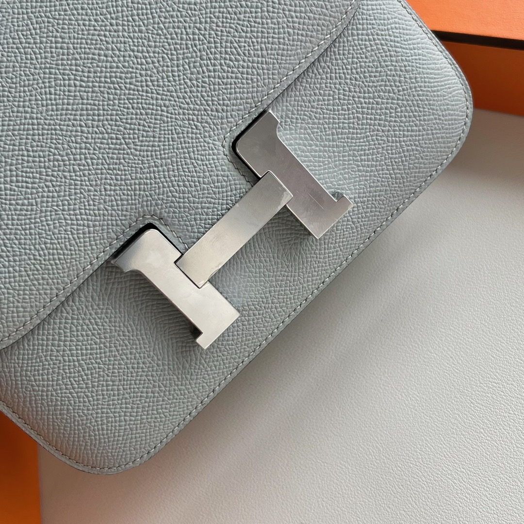 愛馬仕入門級包價格 Hermès Constance 18 Mirror Style Epsom 8U Bleu Glacier冰川藍銀色五金