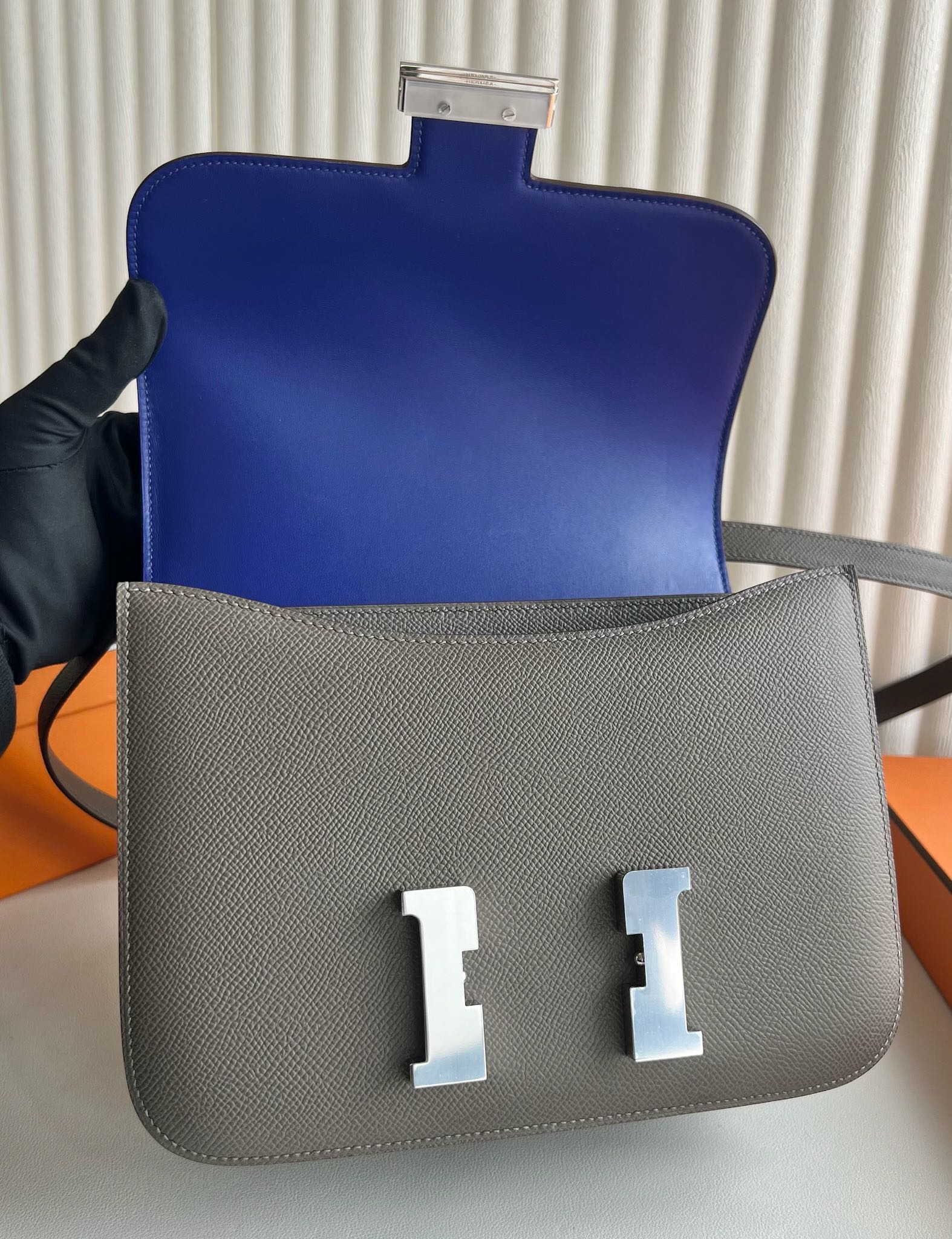 愛馬仕康康19和24尺寸哪個好 Hermès Constance 24 Epsom 8FÉtain 錫器灰內拼Bleu Electric電光藍