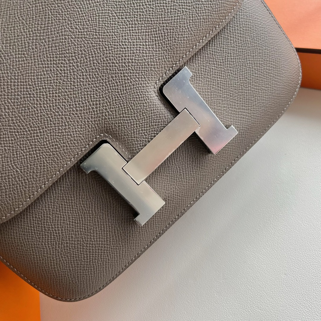 愛馬仕康康19和24尺寸哪個好 Hermès Constance 24 Epsom 8FÉtain 錫器灰內拼Bleu Electric電光藍