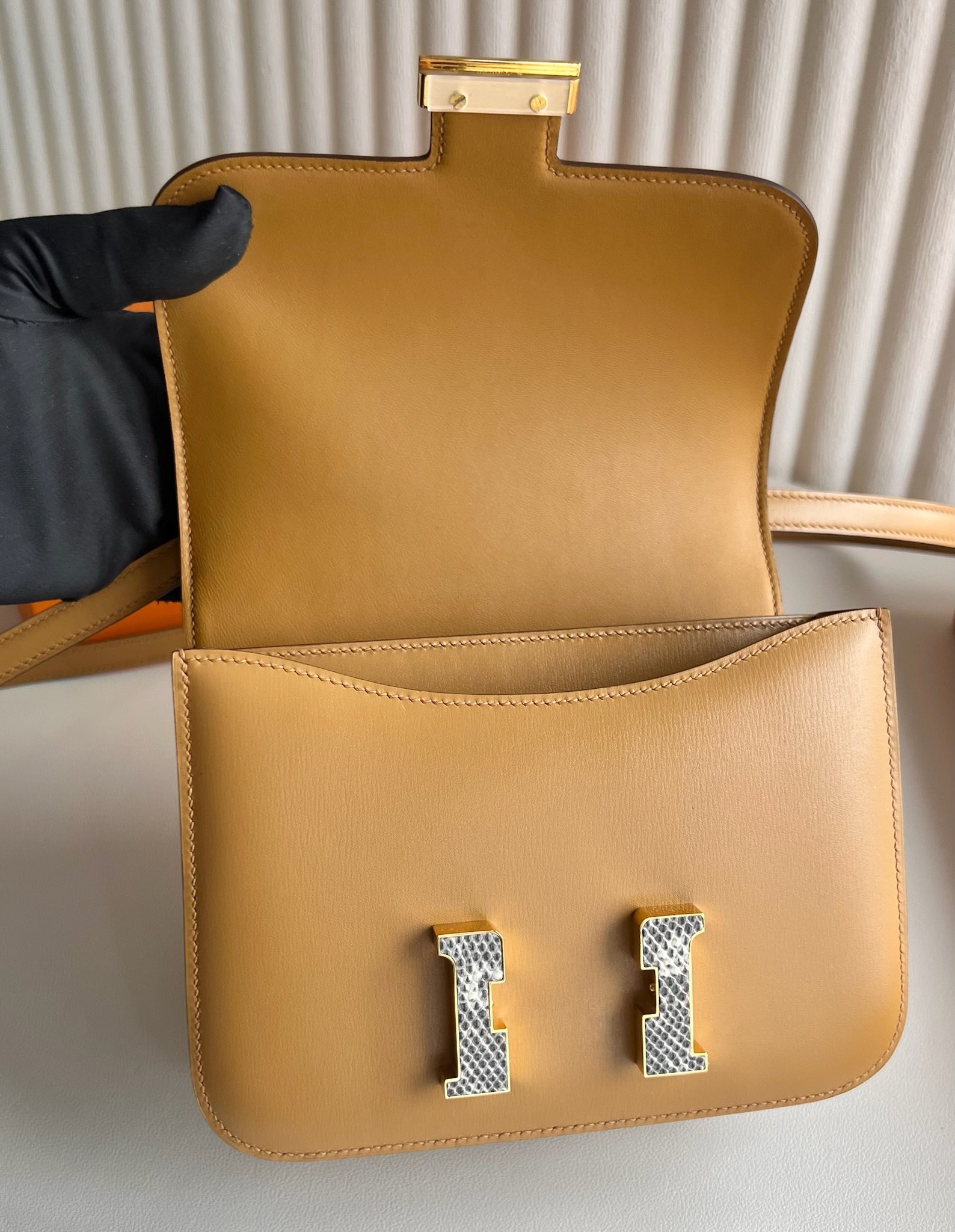 愛馬仕康康空姐包18價格 Mini Hermès Constance MINI 18 Box 4B Biscuit餅乾色拼自然色蜥蜴扣