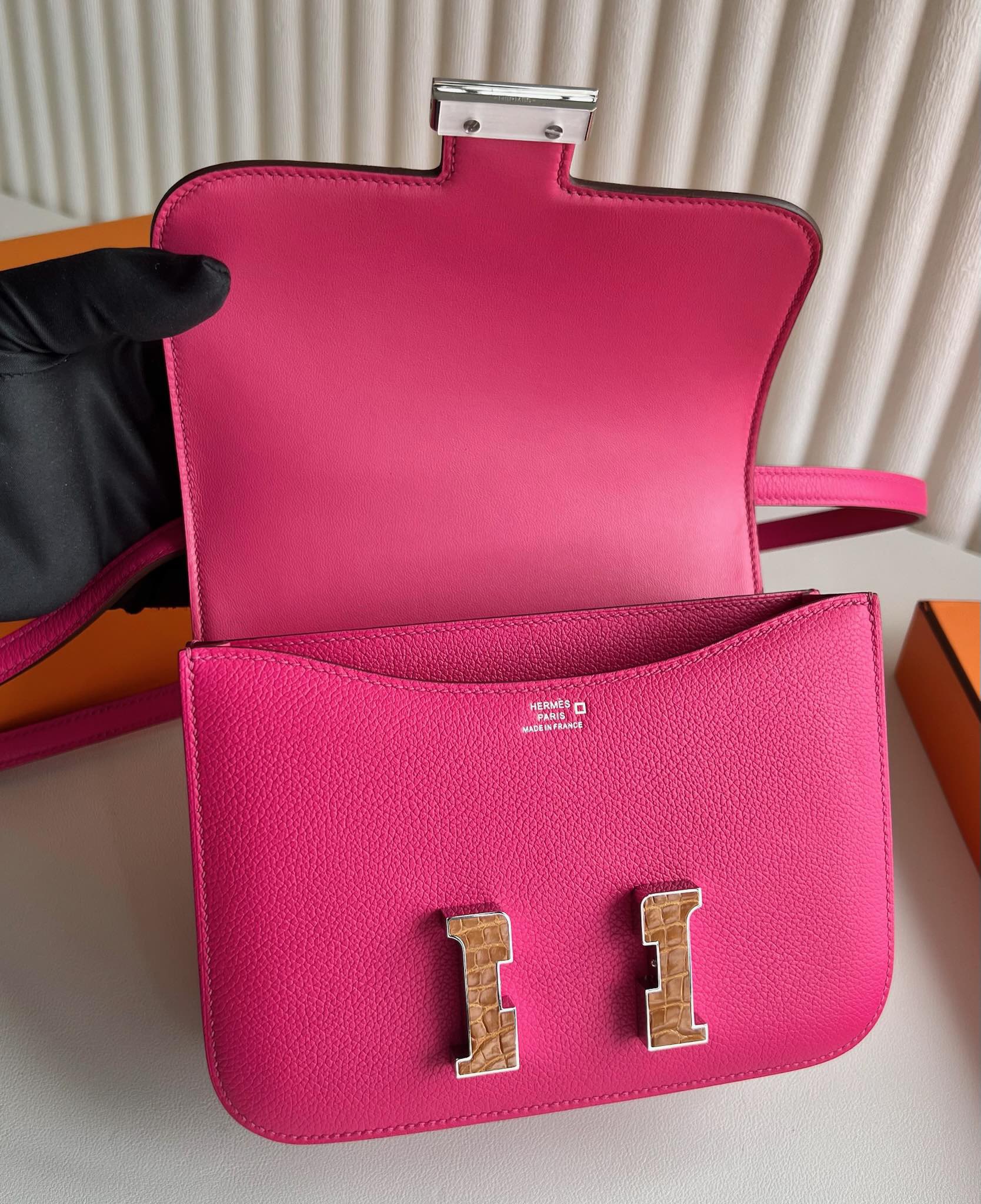 愛馬仕康康的刻印在哪 Hermès Constance 18 Evercolor 0D Rose Mexico墨西哥粉拼亮面焦糖色鱷魚扣