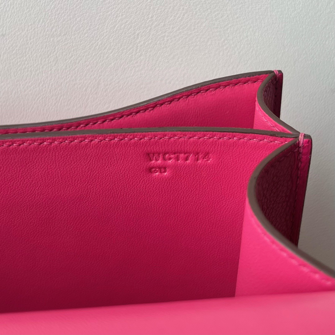 愛馬仕康康的刻印在哪 Hermès Constance 18 Evercolor 0D Rose Mexico墨西哥粉拼亮面焦糖色鱷魚扣