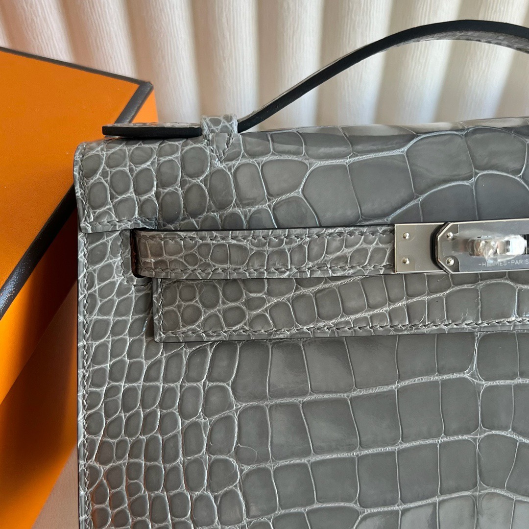 愛馬仕凱莉包一代 Hermès Kelly Pochette 亮面方塊美洲鱷魚皮CK0V Gris Ciment 水晶灰-Qatar Kuwait Hermes Birkin Kelly Lindy bag 愛馬仕凱莉包一代 Hermès Kelly Pochette 亮面方塊美洲鱷魚皮CK0V Gris Ciment 水晶灰