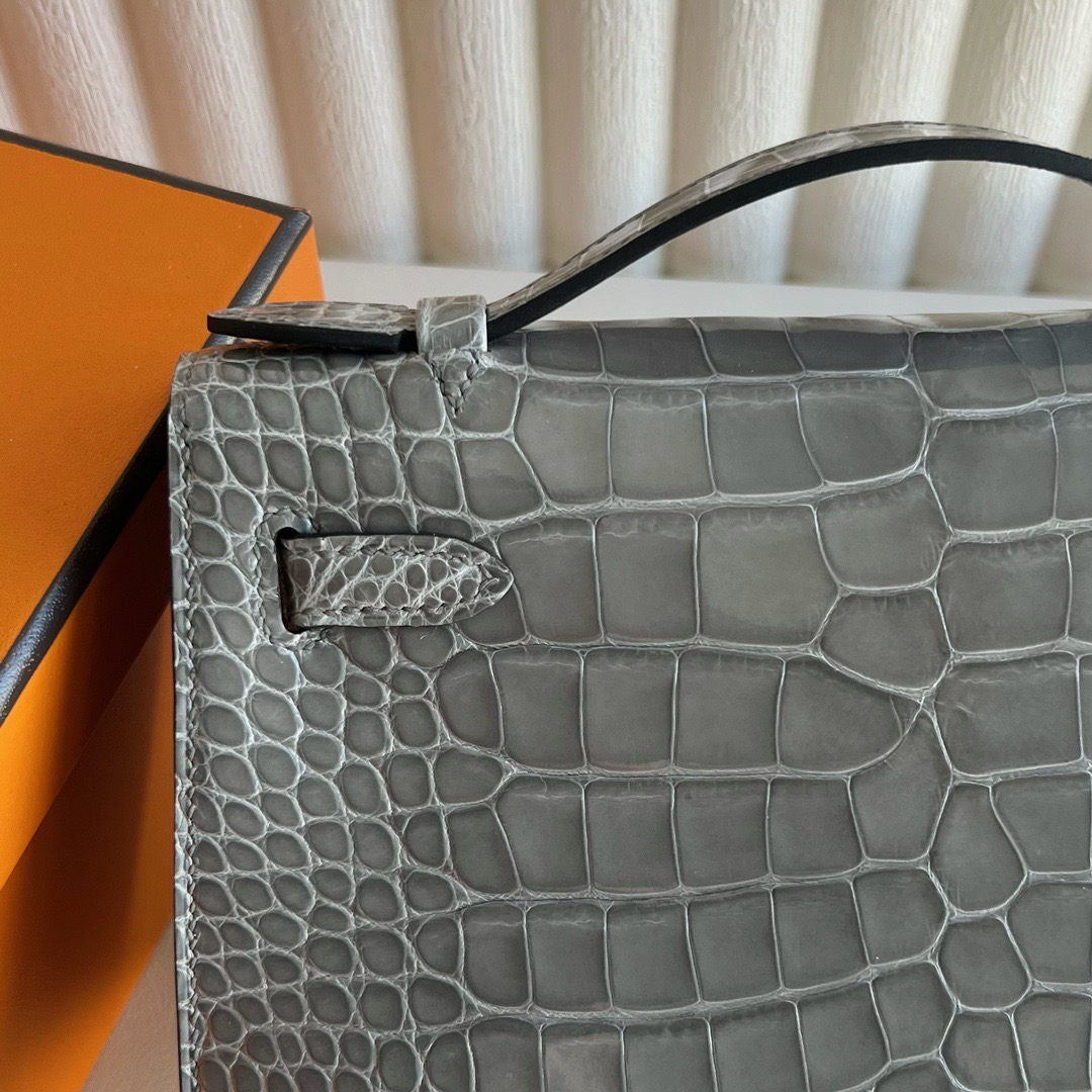 愛馬仕凱莉包一代 Hermès Kelly Pochette 亮面方塊美洲鱷魚皮CK0V Gris Ciment 水晶灰-Qatar Kuwait Hermes Birkin Kelly Lindy bag 愛馬仕凱莉包一代 Hermès Kelly Pochette 亮面方塊美洲鱷魚皮CK0V Gris Ciment 水晶灰