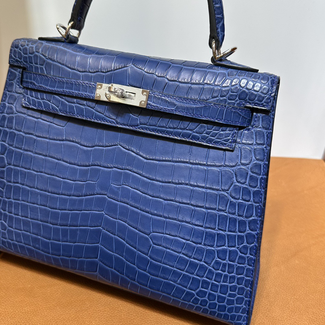 愛馬仕凱莉包25多少錢 Hermes Kelly 25 Aizome特殊藍染 霧面“V”倒V灣鱷鱷魚皮銀色五金