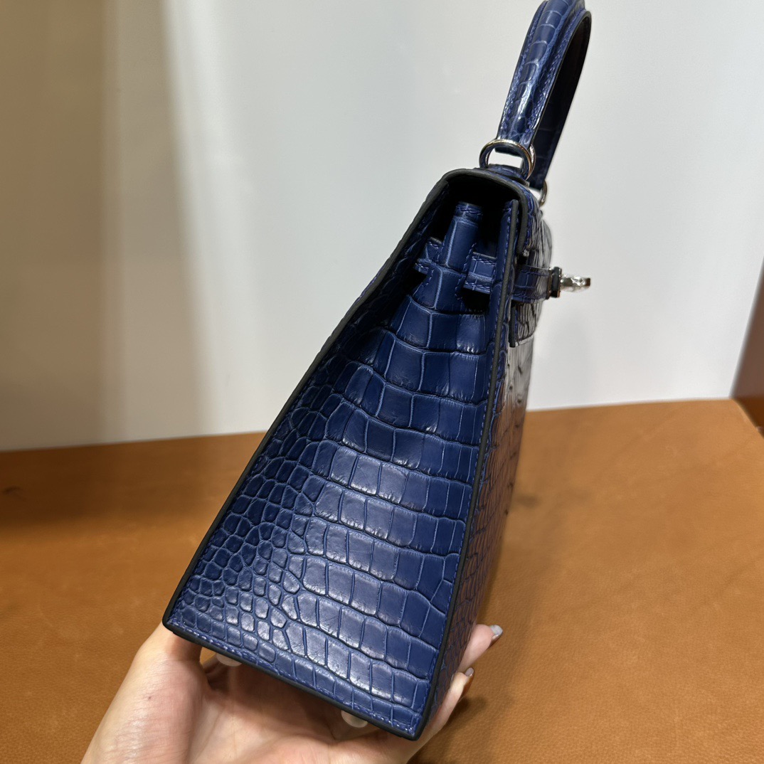 愛馬仕凱莉包25多少錢 Hermes Kelly 25 Aizome特殊藍染 霧面“V”倒V灣鱷鱷魚皮銀色五金