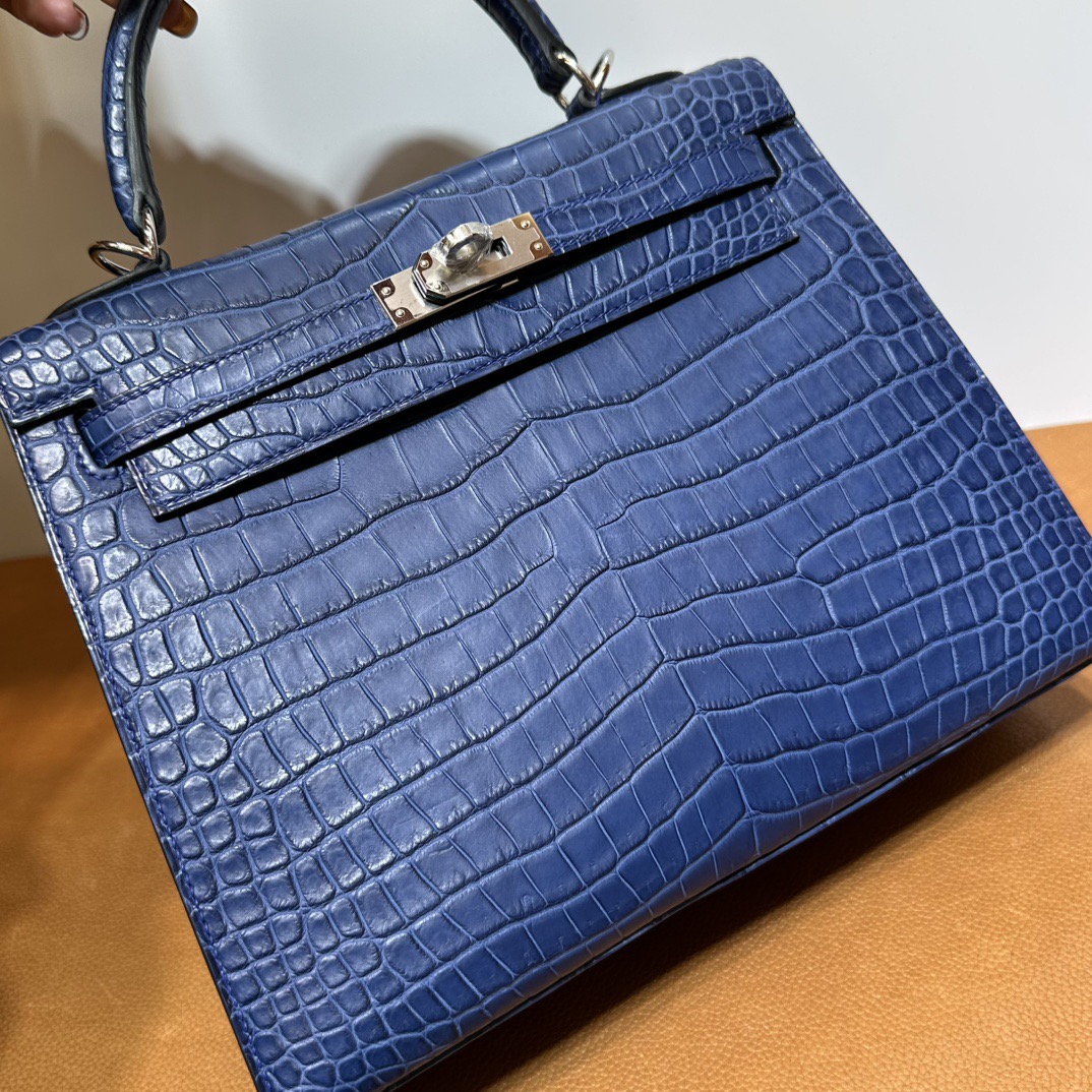 愛馬仕凱莉包25多少錢 Hermes Kelly 25 Aizome特殊藍染 霧面“V”倒V灣鱷鱷魚皮銀色五金
