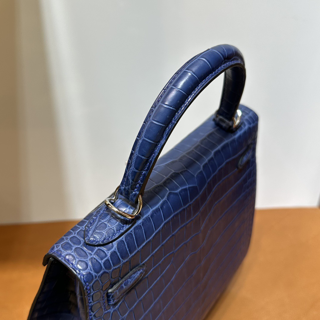 愛馬仕凱莉包25多少錢 Hermes Kelly 25 Aizome特殊藍染 霧面“V”倒V灣鱷鱷魚皮銀色五金