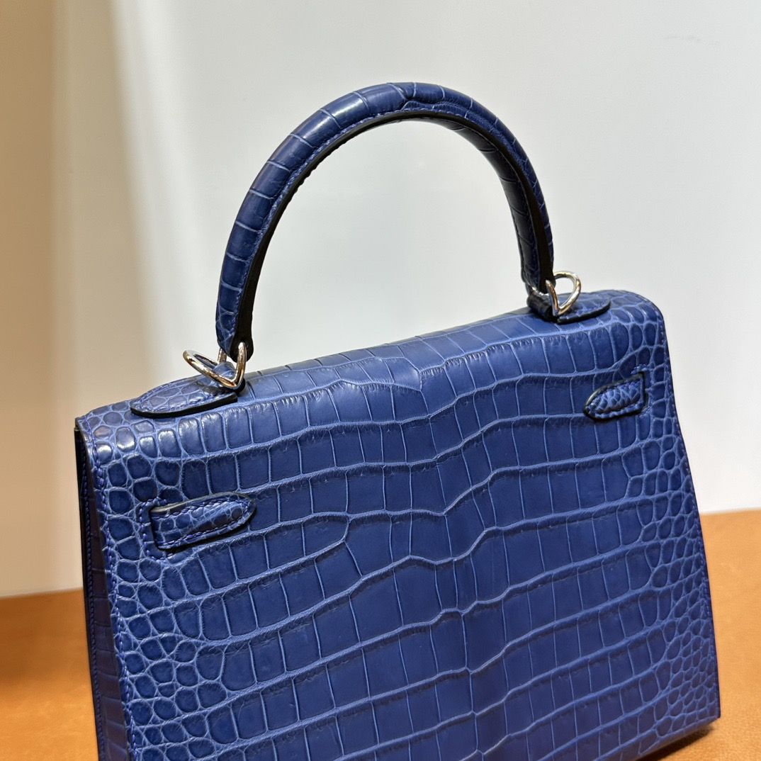 愛馬仕凱莉包25多少錢 Hermes Kelly 25 Aizome特殊藍染 霧面“V”倒V灣鱷鱷魚皮銀色五金