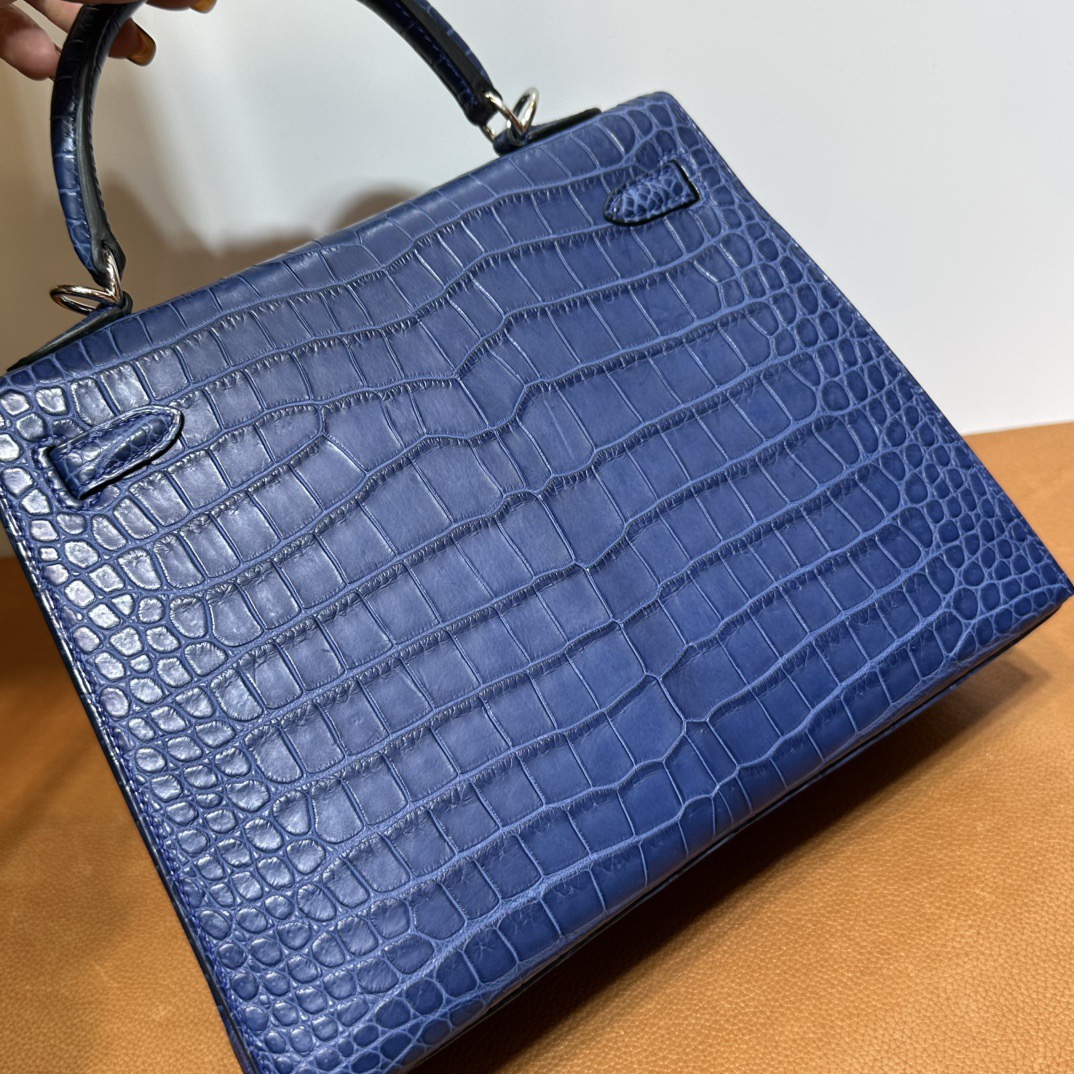 愛馬仕凱莉包25多少錢 Hermes Kelly 25 Aizome特殊藍染 霧面“V”倒V灣鱷鱷魚皮銀色五金