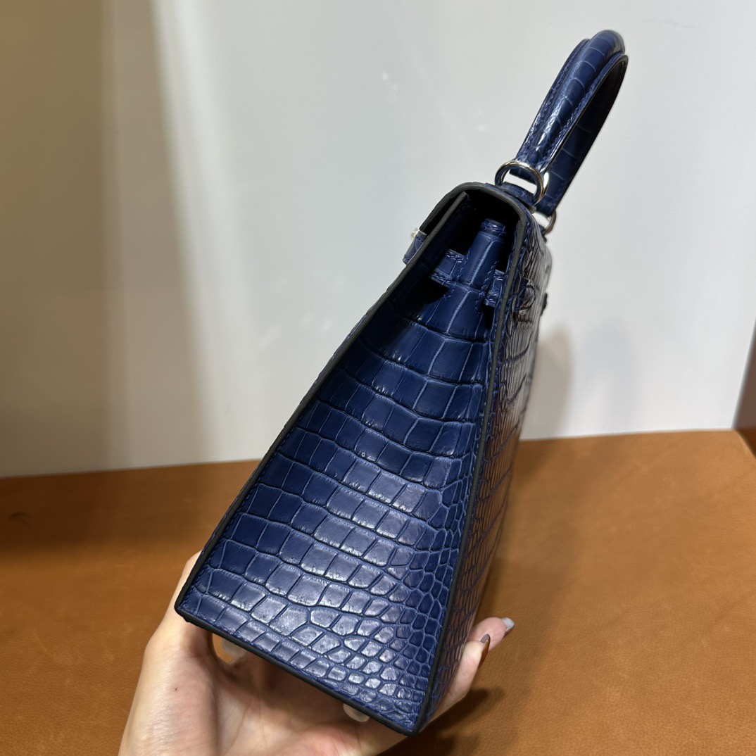 愛馬仕凱莉包25多少錢 Hermes Kelly 25 Aizome特殊藍染 霧面“V”倒V灣鱷鱷魚皮銀色五金