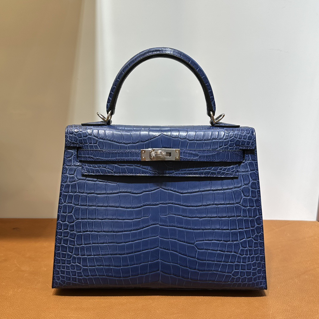 愛馬仕凱莉包25多少錢 Hermes Kelly 25 Aizome特殊藍染 霧面“V”倒V灣鱷鱷魚皮銀色五金