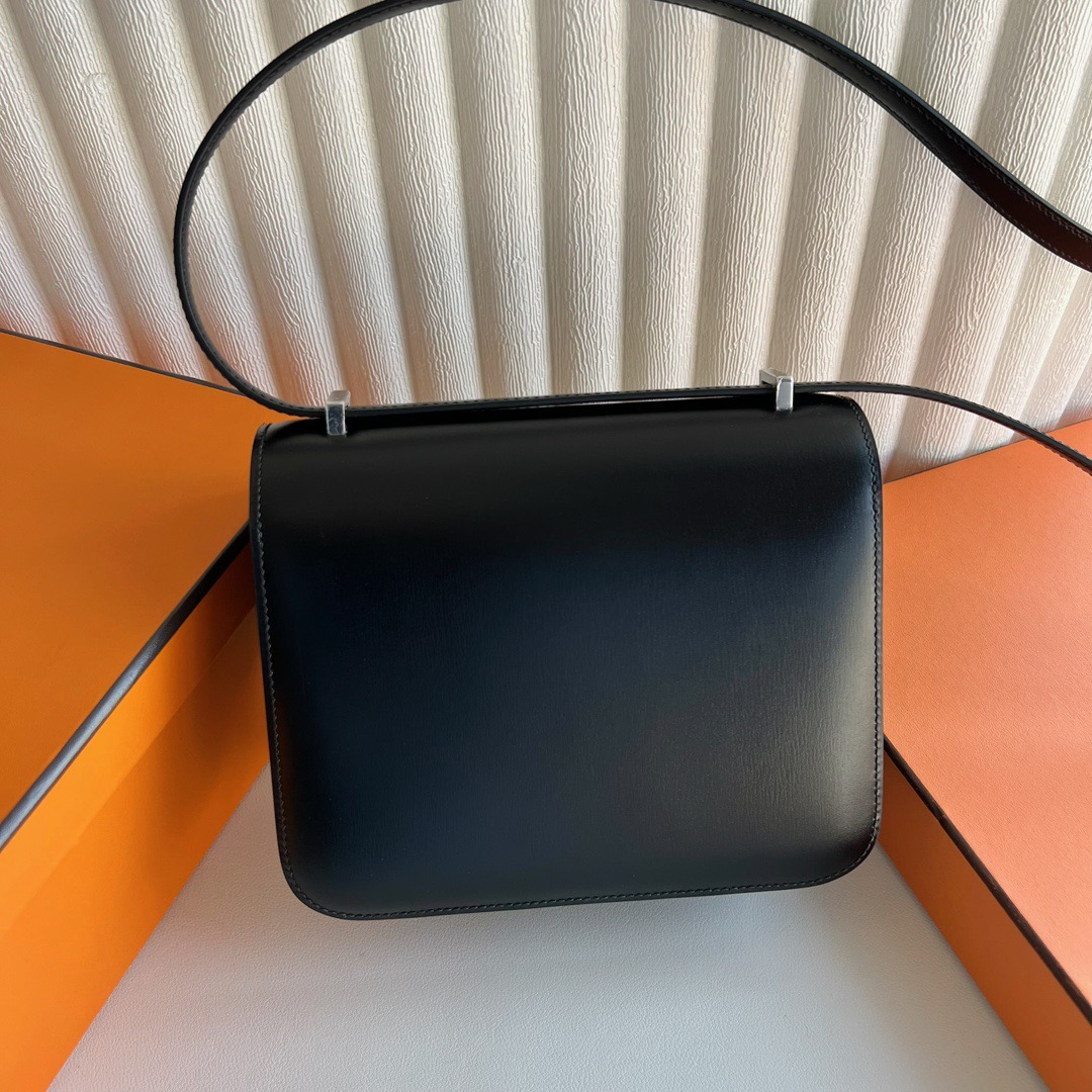 愛馬仕康康包官方圖片Hermes Constance 18 Box CK89 Noir 黑色拼蜥蜴扣銀色五金