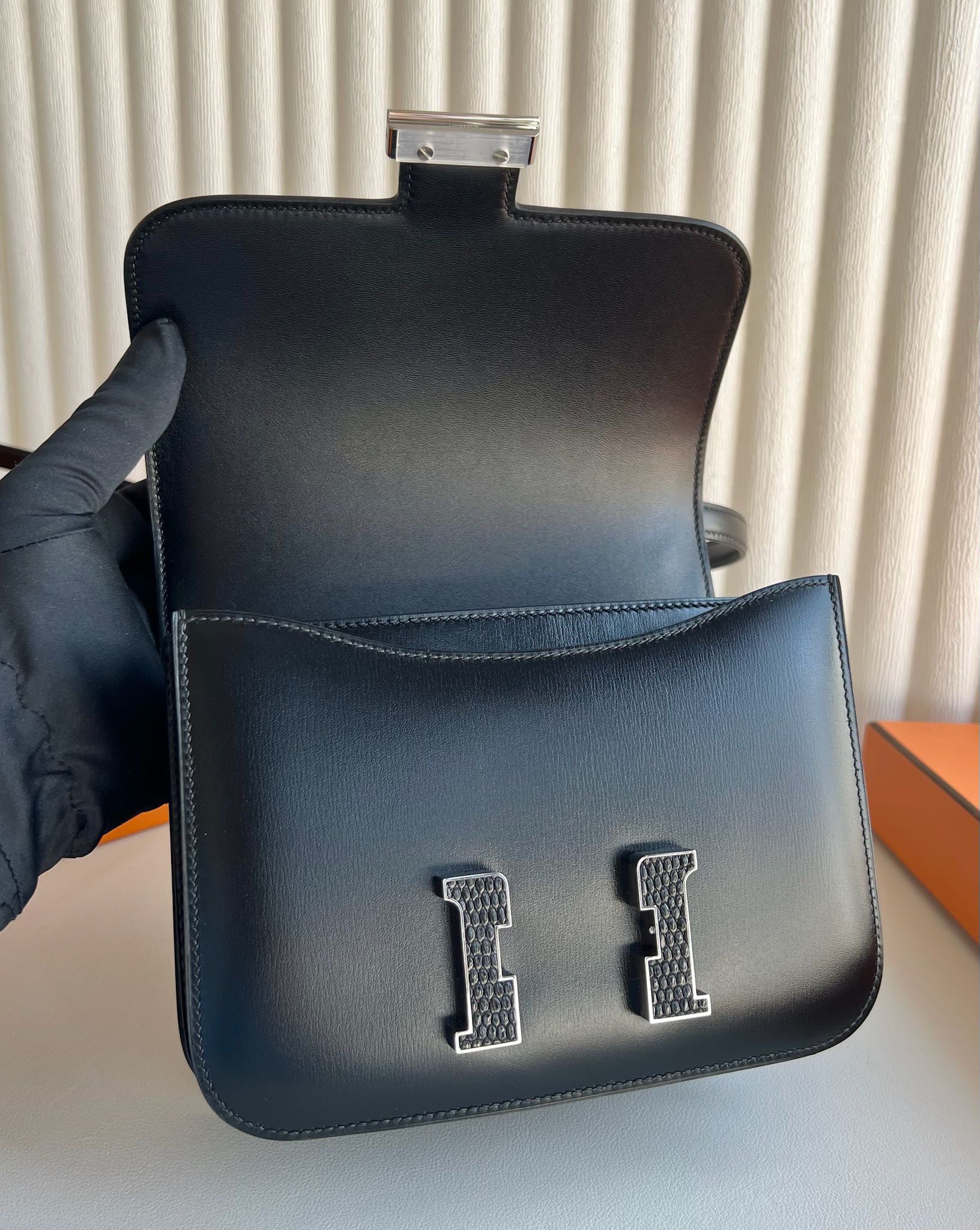 愛馬仕康康包官方圖片Hermes Constance 18 Box CK89 Noir 黑色拼蜥蜴扣銀色五金