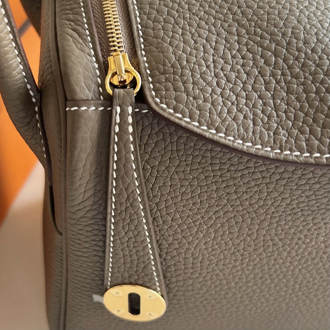 愛馬仕女包琳迪包用的什麼皮 Hermes Lindy 26 Clemence Ck18 Etoupe大象灰金色五金