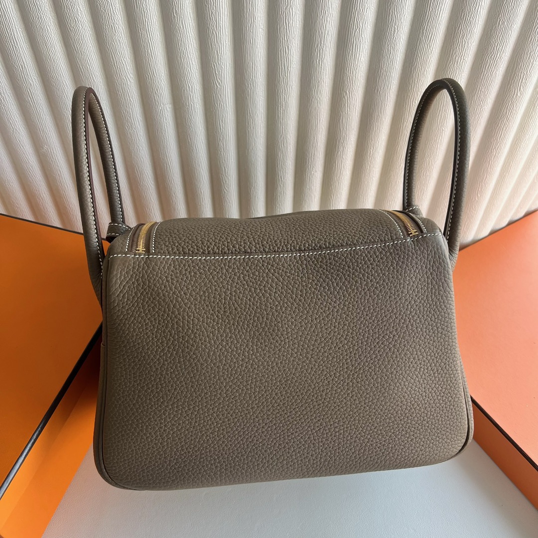 愛馬仕女包琳迪包用的什麼皮 Hermes Lindy 26 Clemence Ck18 Etoupe大象灰金色五金