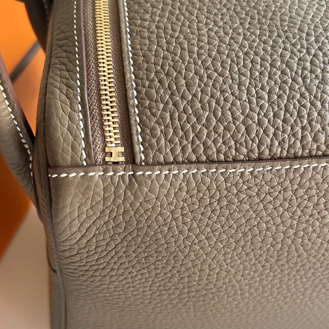 愛馬仕女包琳迪包用的什麼皮 Hermes Lindy 26 Clemence Ck18 Etoupe大象灰金色五金