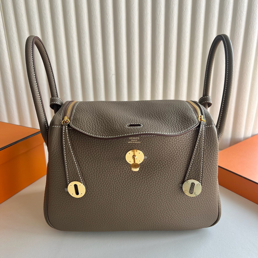 愛馬仕女包琳迪包用的什麼皮 Hermes Lindy 26 Clemence Ck18 Etoupe大象灰金色五金