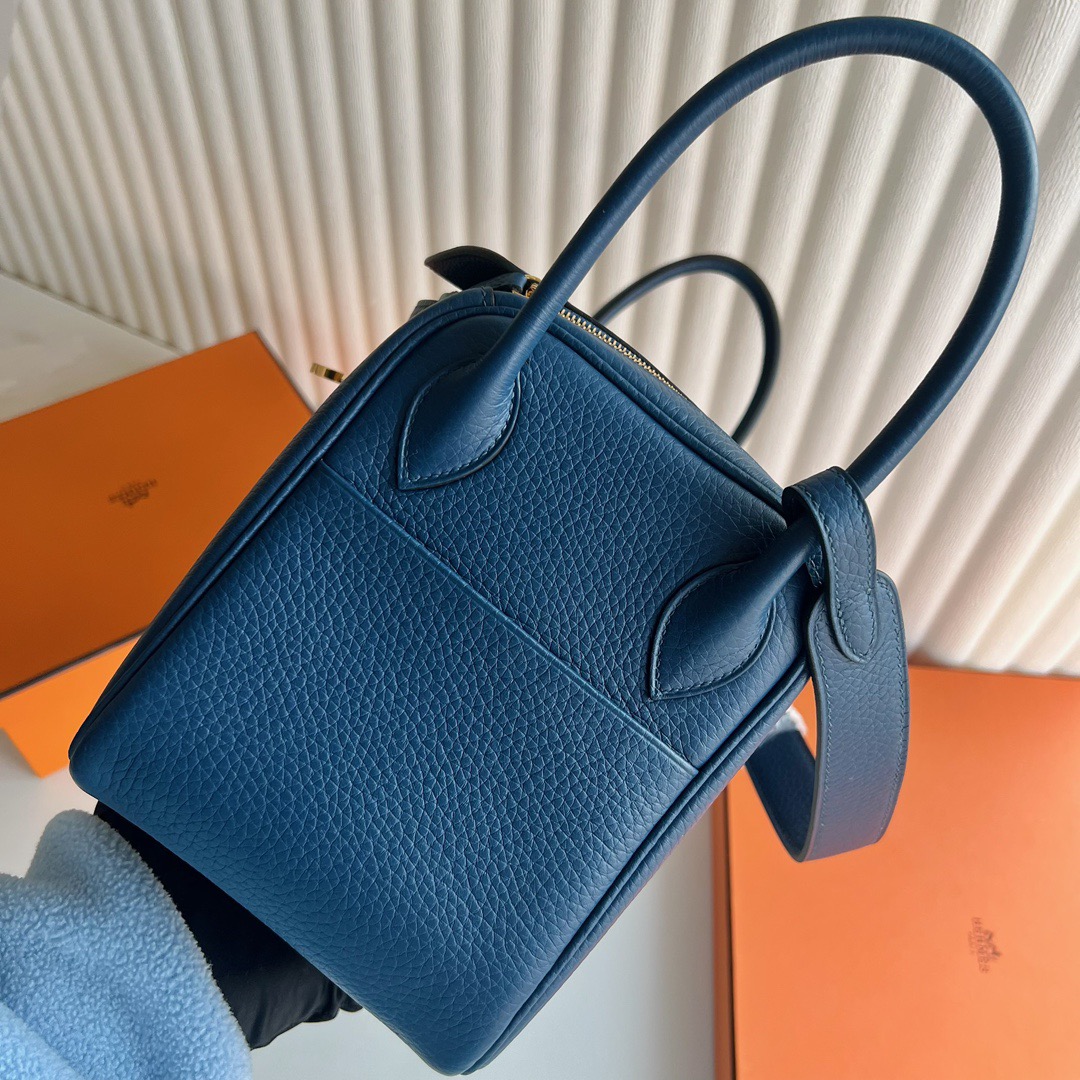 愛馬仕包包泰國旗艦店Hermes Lindy 26 Clemence S4 Deep Blue深邃藍金色五金-Qatar Kuwait Hermes Birkin Kelly Lindy bag 愛馬仕包包泰國旗艦店Hermes Lindy 26 Clemence S4 Deep Blue深邃藍金色五金